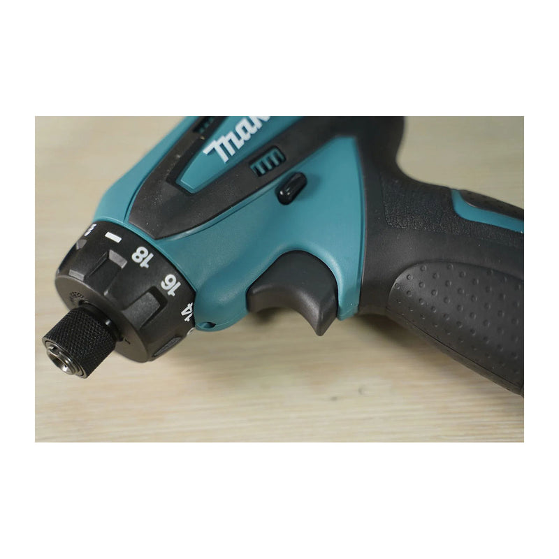 Máy khoan gỗ thép Makita DF030D dùng Pin 10.8V, đuôi lục giác 6.35mm ( 1/4 inch )